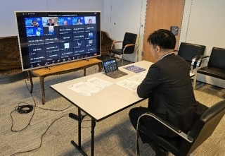 ウェビナーに参加する加納大使