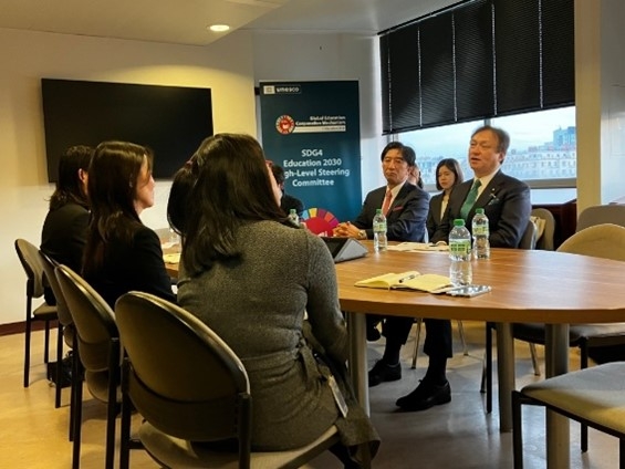 ユネスコ日本人職員と懇談する堀井副大臣の様子