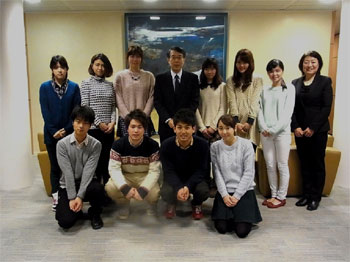 学生らとの集合写真