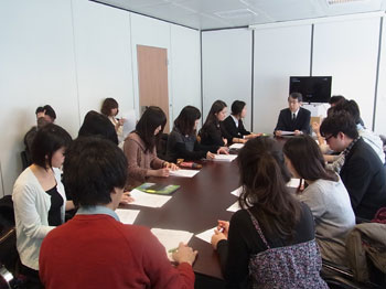 文化外交政策等に関し話をする門司大使と聴講する学生らの様子