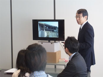 文化外交政策等に関し話をする門司大使と聴講する学生らの様子