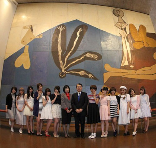 ピカソの壁画の前で大使夫妻と記念写真