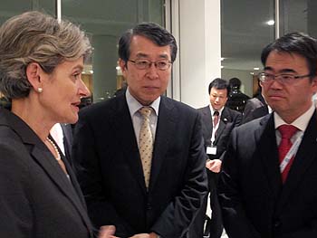 Madame Bokova conversant avec Monsieur Ohmura et l’Ambassadeur Monji
