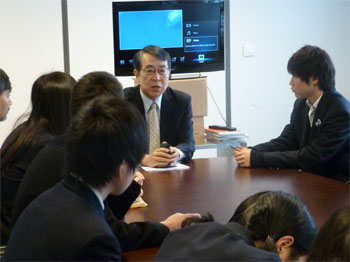 学生を前に講演を行う門司大使
