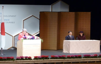 皇太子同妃両殿下御臨席の下、挨拶するボコバ事務局長
