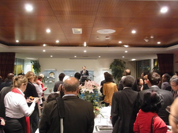 Discours de Son Excellence Monsieur Kenjiro Monji devant les nombreux invités.