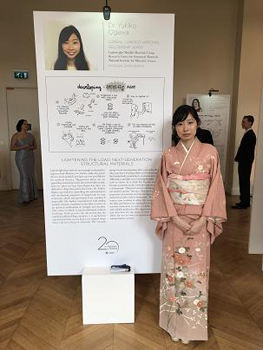 会場で研究内容を紹介する小川さん