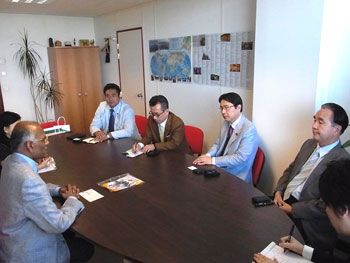 ラオ世界遺産センター所長との意見交換の様子