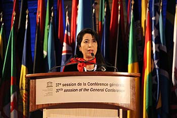 Madame Michiko Ueno, Vice-Ministre de l'Education, de la Culture, des Sports, des Sciences et de la Technologie, à la tribune.