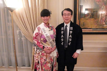 Miss Saké 2014 et l’Ambassadeur Monji, « Saké samourai », à sa résidence 