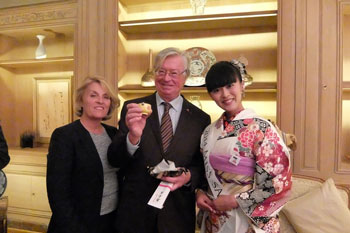 Monsieur Didier Quentin, ancien Président du Groupe d'Amitié France-Japon de l’Assemblée nationale et son épouse posent avec Miss Saké