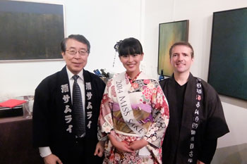 Miss Saké 2014 entourée de deux « Saké Samourais »