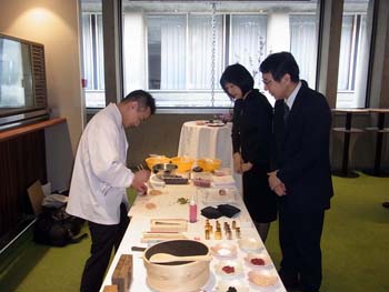 L’Ambassadeur Monji et son épouse assistent à une démonstration de la confection de gâteaux par un pâtissier japonais