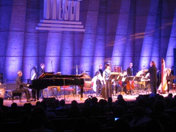 Le compositeur français Hacène Larbi dirigeant son œuvre « Matsukaze »