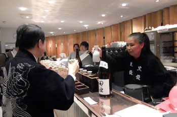 桐谷さんのぐい呑みで燗酒を味わう