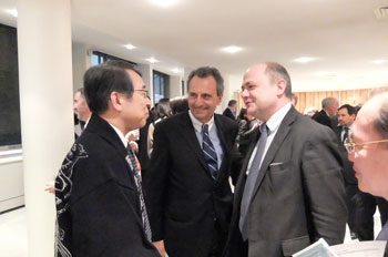 ルルー国民議会議員(仏日友好議連副会長，写真右)と門司大使