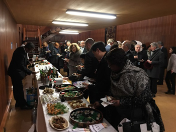 和食・日本酒を堪能する出席者