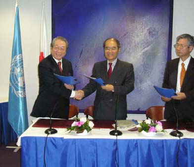 Mr Teiichi Sato, Permanent Delegate of Japan to UNESCO, Mr Koichiro Matsuura, Director-General of UNESCO and Mr Tadahiko Sakamoto, Chief Executive of PWRI