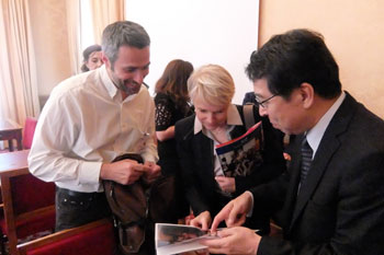 Après le colloque, l’Ambassadeur Monji présente la culture populaire japonaise aux autres participants