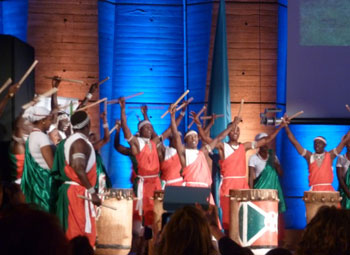 各国の無形文化遺産関係者による記載決定後の歓喜の実演　: Ritual dance of the royal drum (ブルンジ)　　