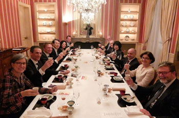 門司大使の挨拶と乾杯するユネスコ事務局幹部や主要国代表部大使
