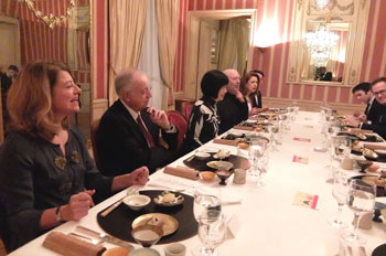和食と日本酒を堪能する仏文化関係者たち