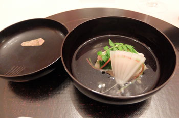 佐野純子氏持参のうつわに盛られた雛祭りをテーマにした料理