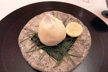 佐野純子氏持参のうつわに盛られた雛祭りをテーマにした料理